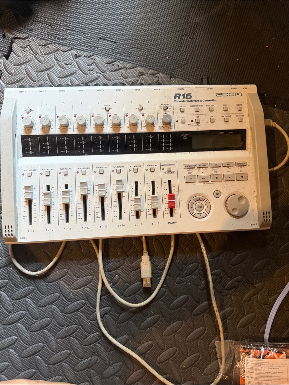Zoom R16 Cream/White Portable Multi-Track Recorder - Picture 4 of 4